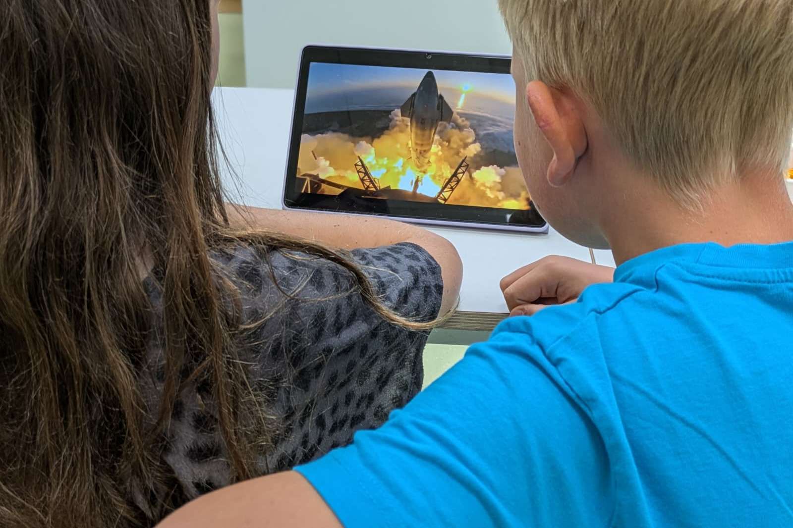 Lektor Robokids odvádí děti z družiny na lekci robotiky