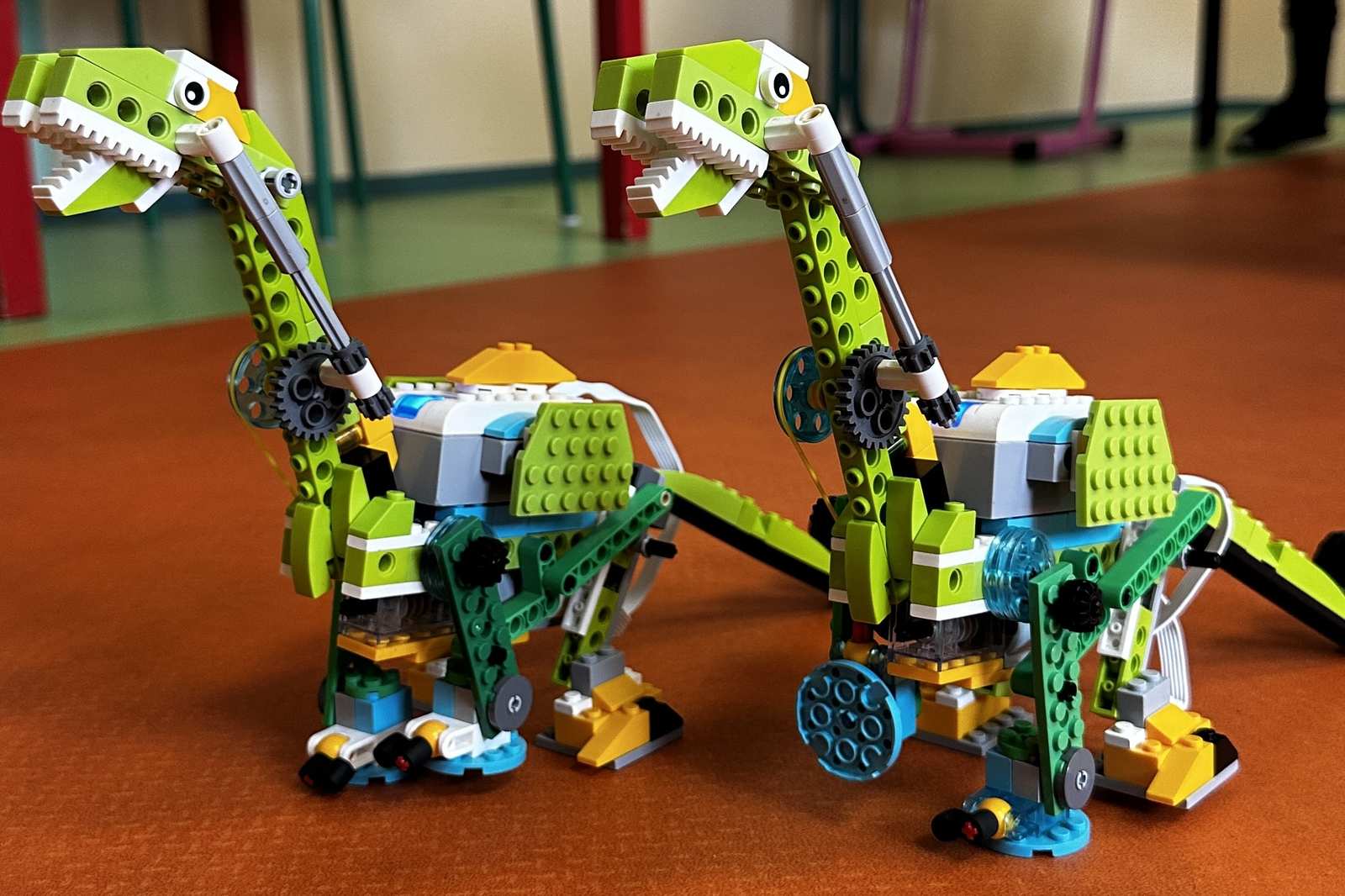 Hotový LEGO robot postavený dětmi na lekci Robotiky pro děti