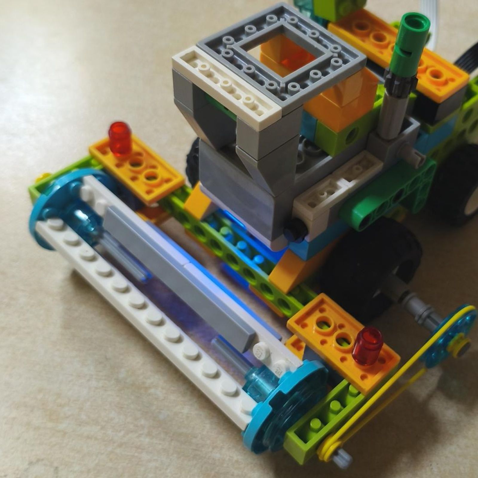 Složitější robot postavený z LEGO® Education WeDo 2.0