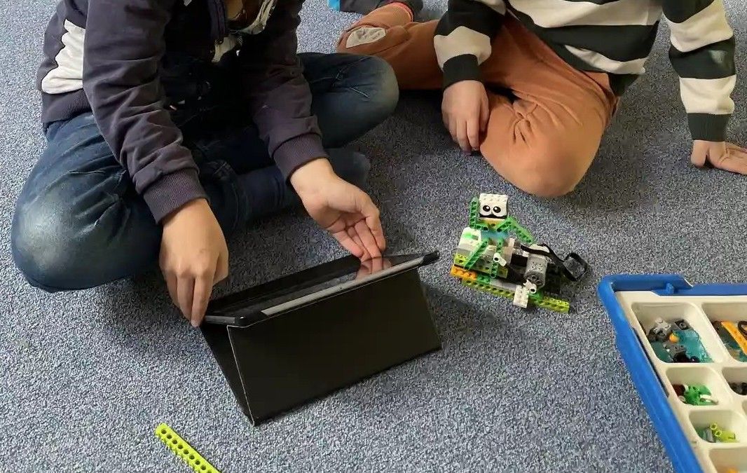 Předškolák u hotového robota LEGO Education WeDo 2.0