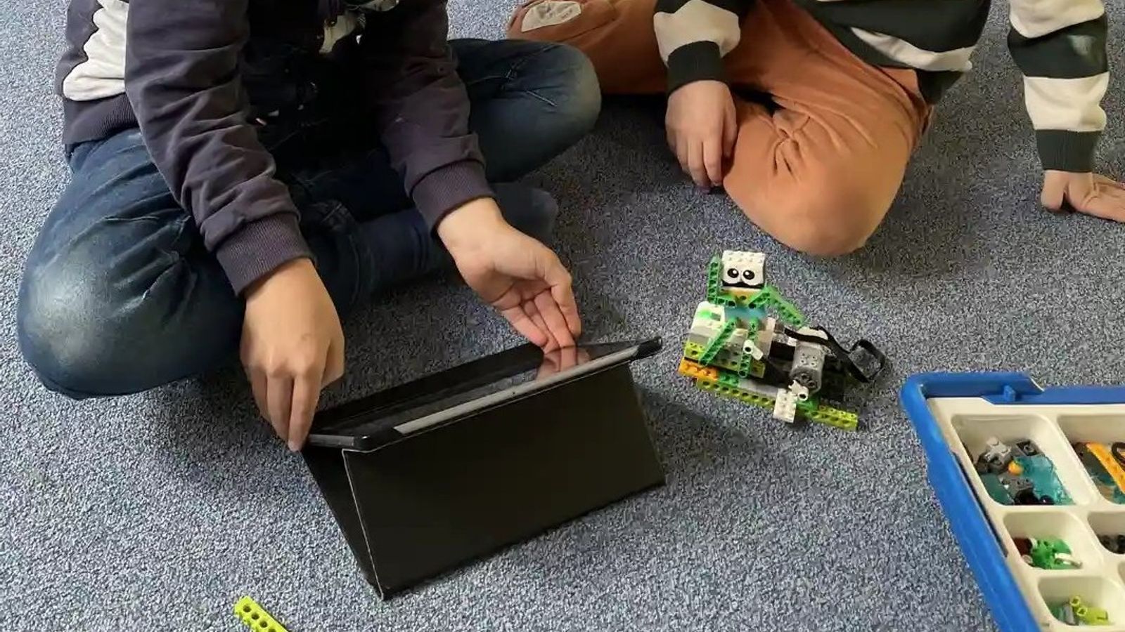 Předškolák u hotového robota LEGO Education WeDo 2.0
