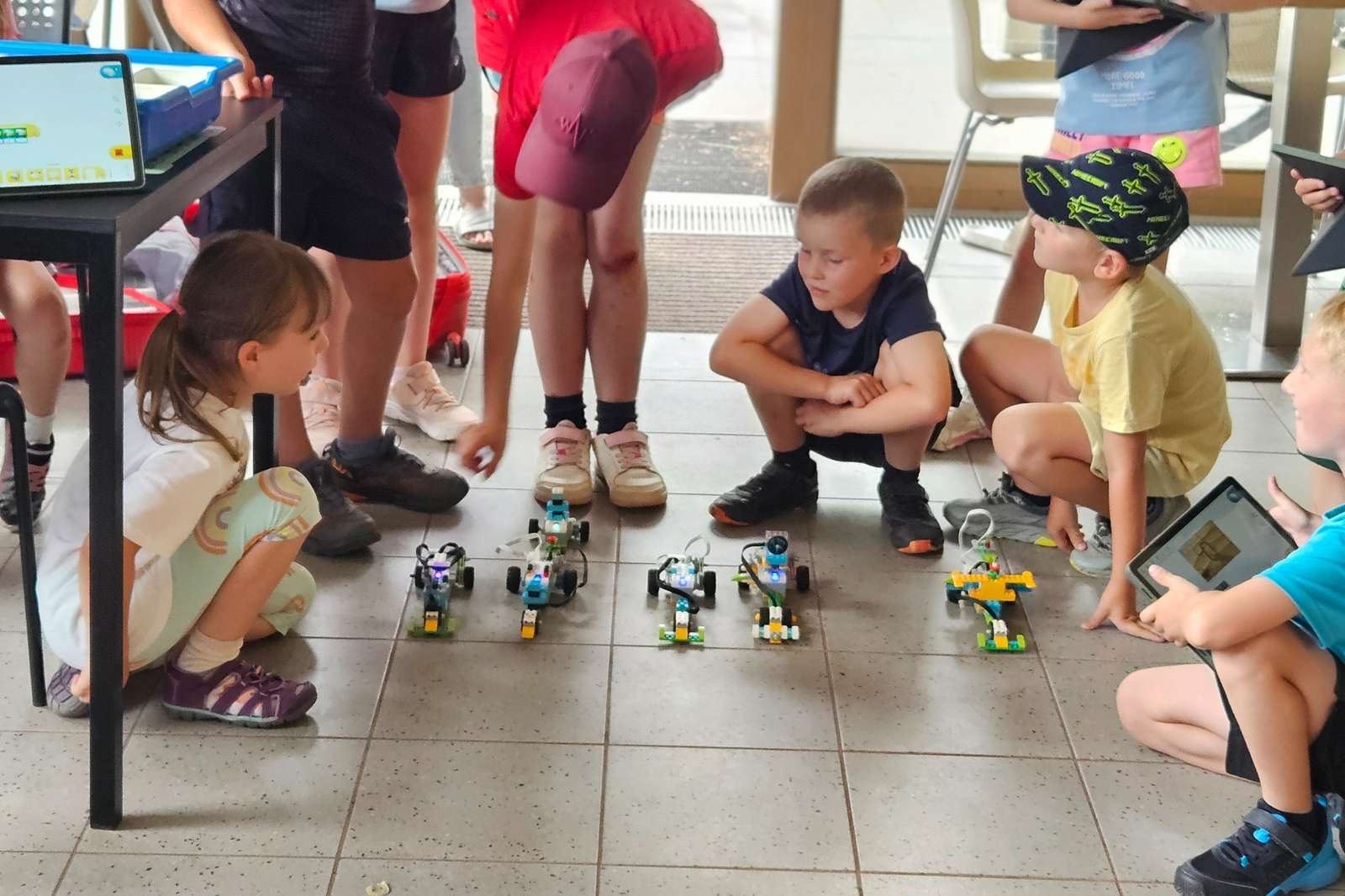Děti testují naprogramovaného robota na lekci robotiky