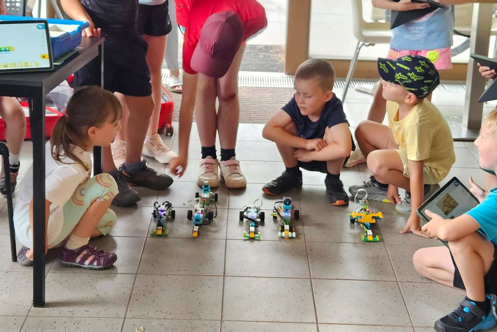 Děti testují naprogramovaného robota na lekci robotiky