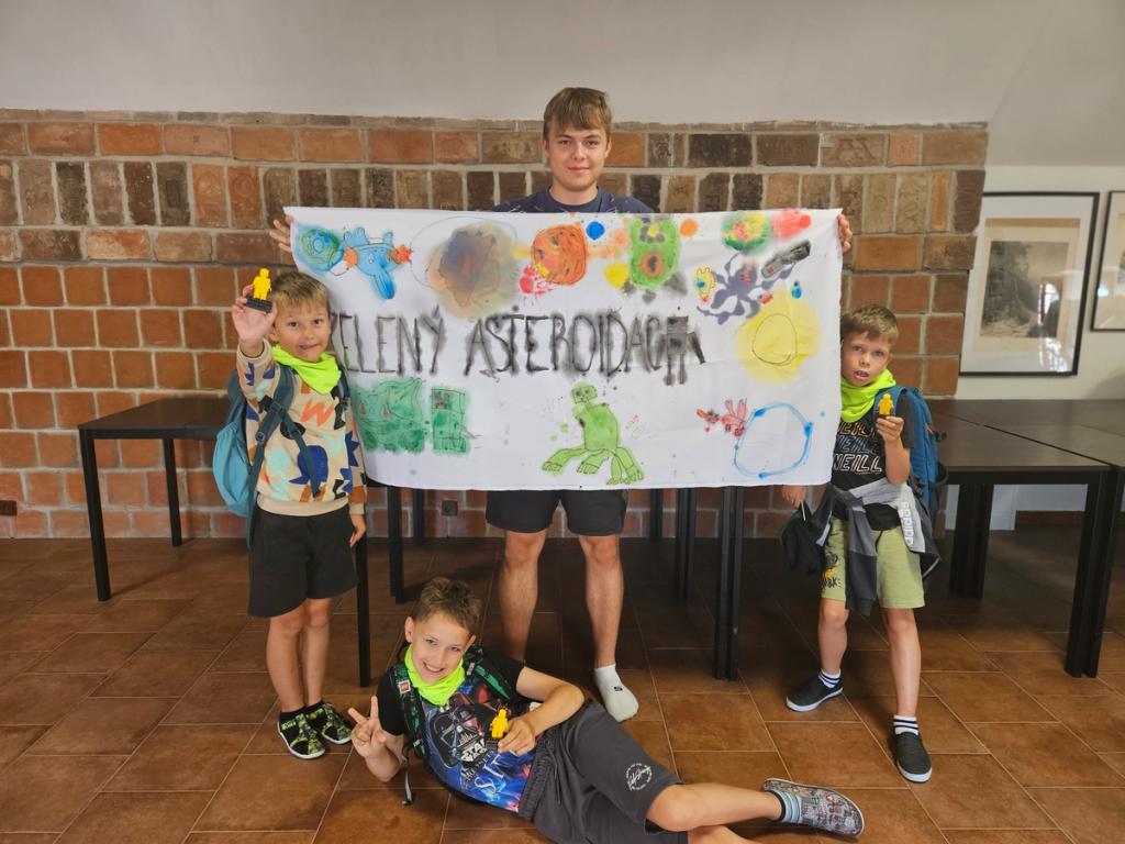 Fotka týmu s vlastnoručně vyrobenou vlajkou, které na našich táborech nesmí chybět!