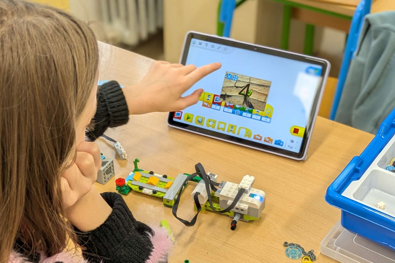 Blokové programovací prostředí, ve kterém děti programují svého robota