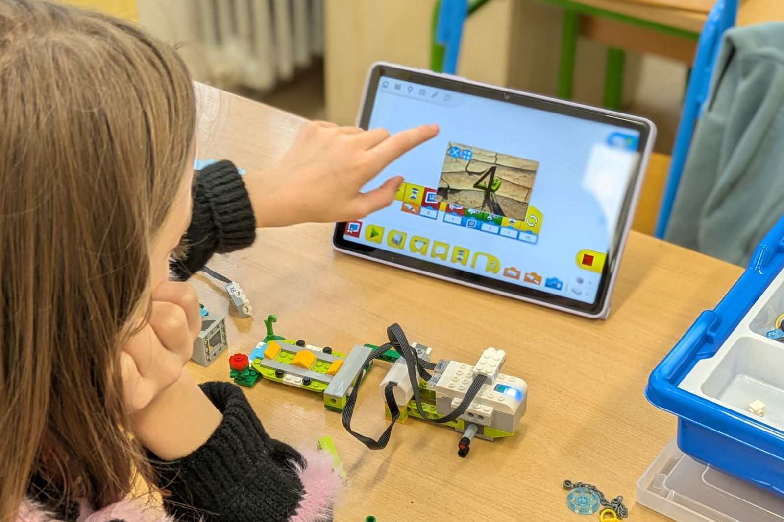 Blokové programovací prostředí, ve kterém děti programují svého robota