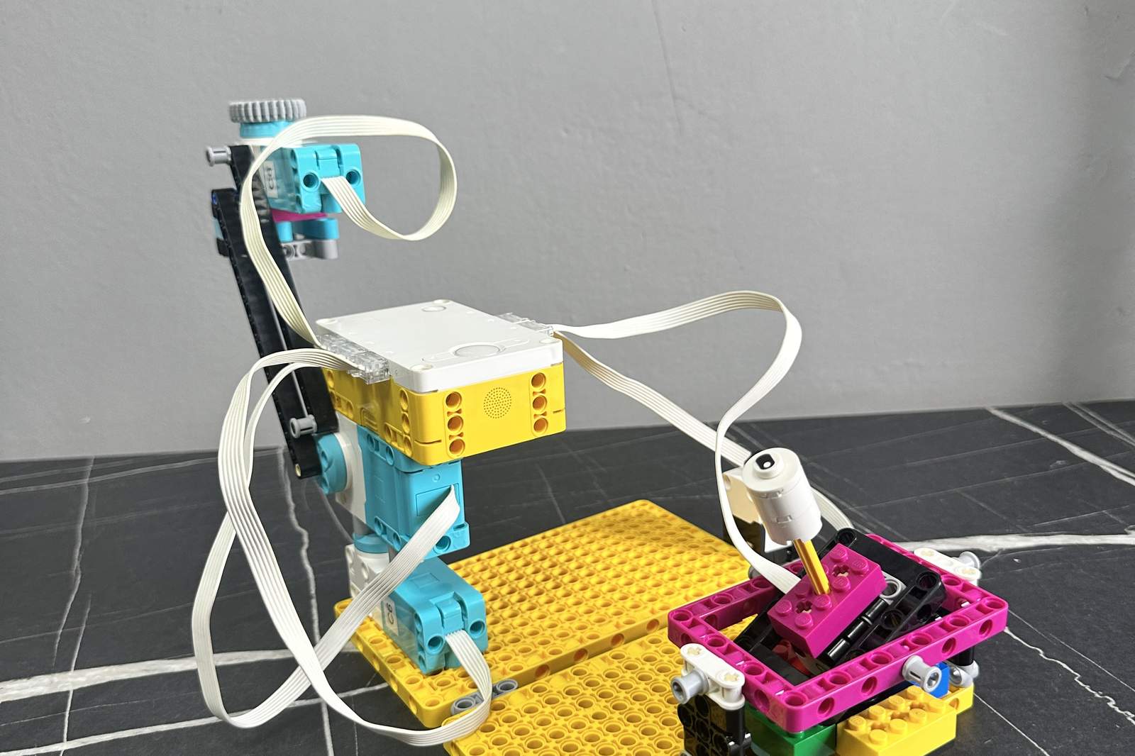 LEGO® Education SPIKE™ Prime — pokročilá stavebnice pro starší děti