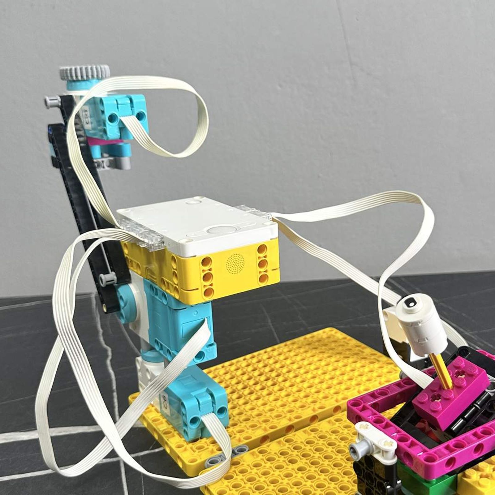 LEGO® Education SPIKE™ Prime — pokročilá stavebnice pro starší děti