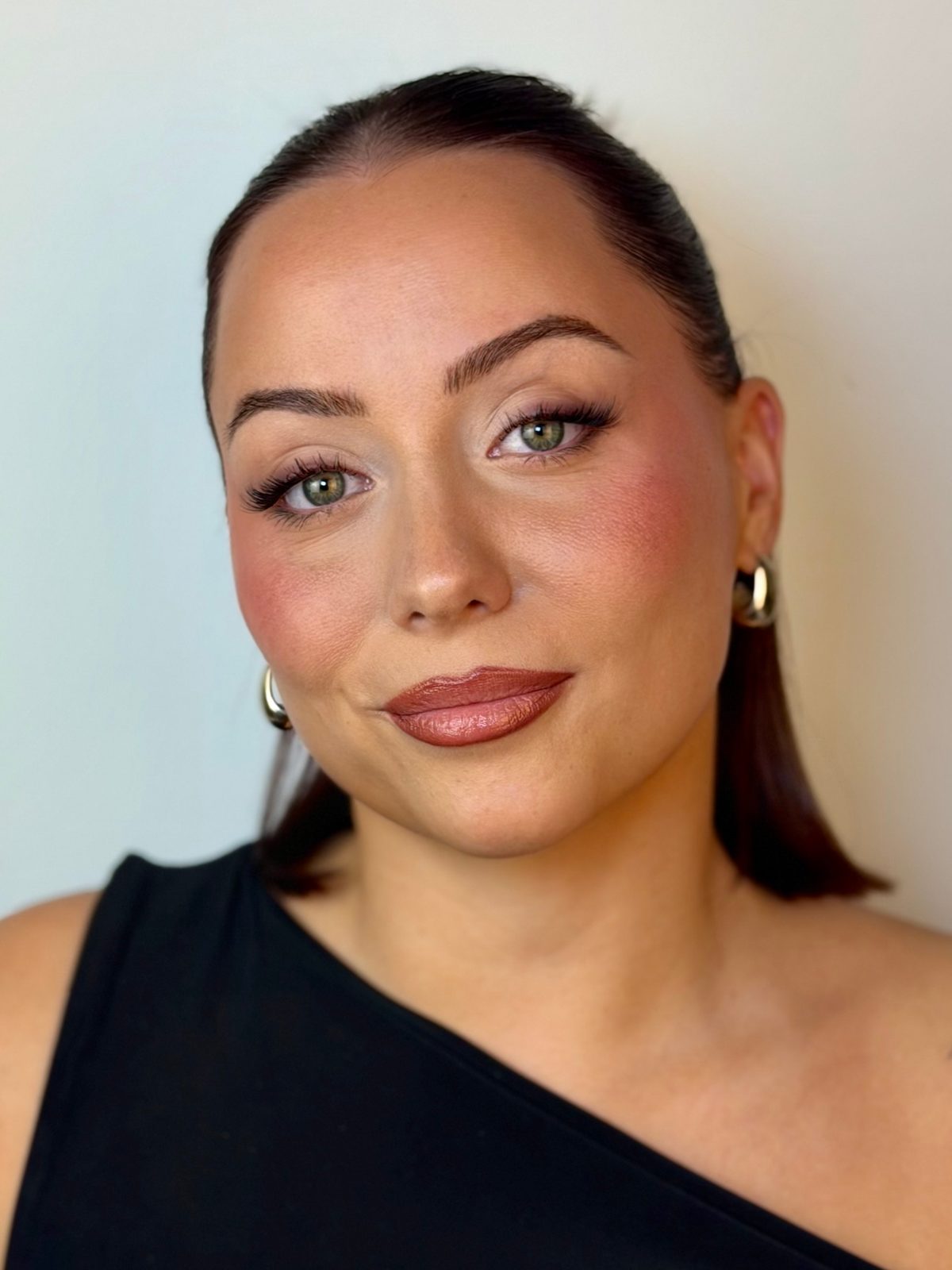 Mise en beauté lumineuse : teint glowy, blush rosé, regard clair souligné et lèvres nude rosé