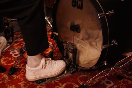 Un batteur qui joue sur une grosse caisse