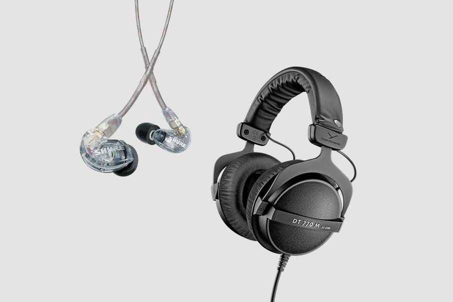 Un casque de protection auditive pour batteurs et des écouteurs intra-auriculaires sur un fond gris