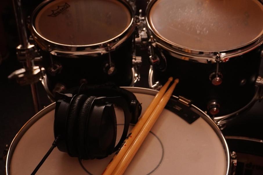 Un casque de protection auditive sur une caisse claire