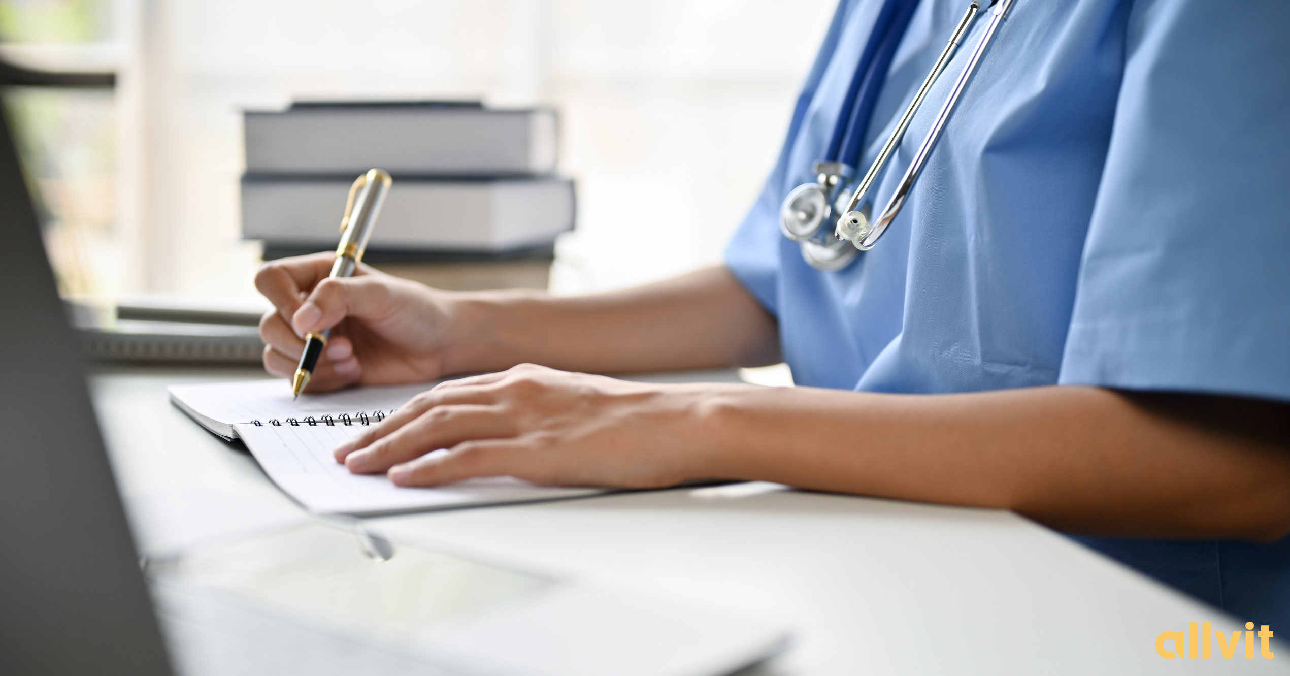 Sykepleier som noterer. Foto.