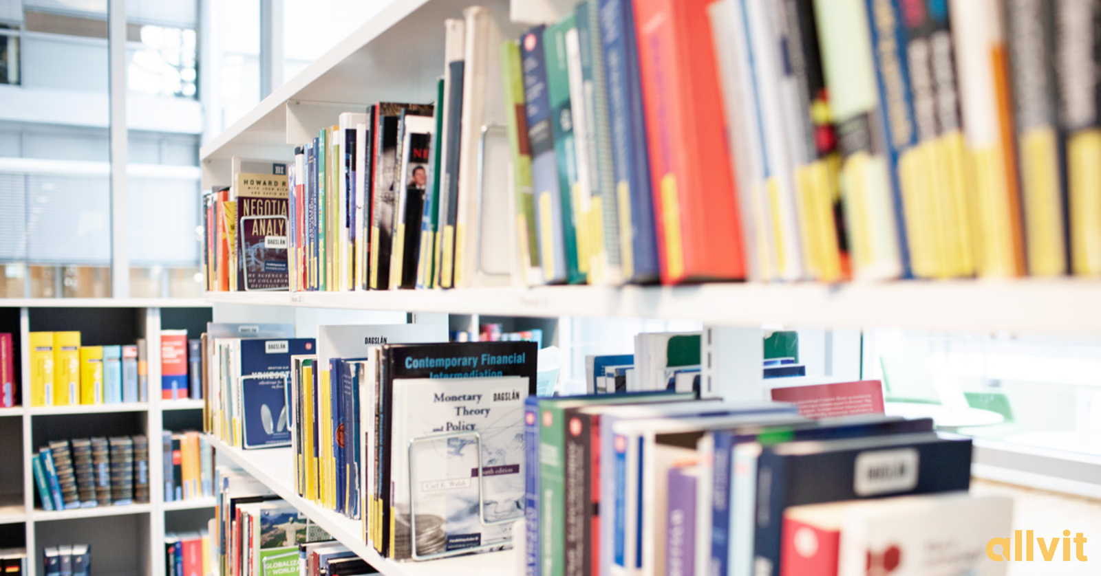 Pensumbøker i bokhyllen på biblioteket. Foto.
