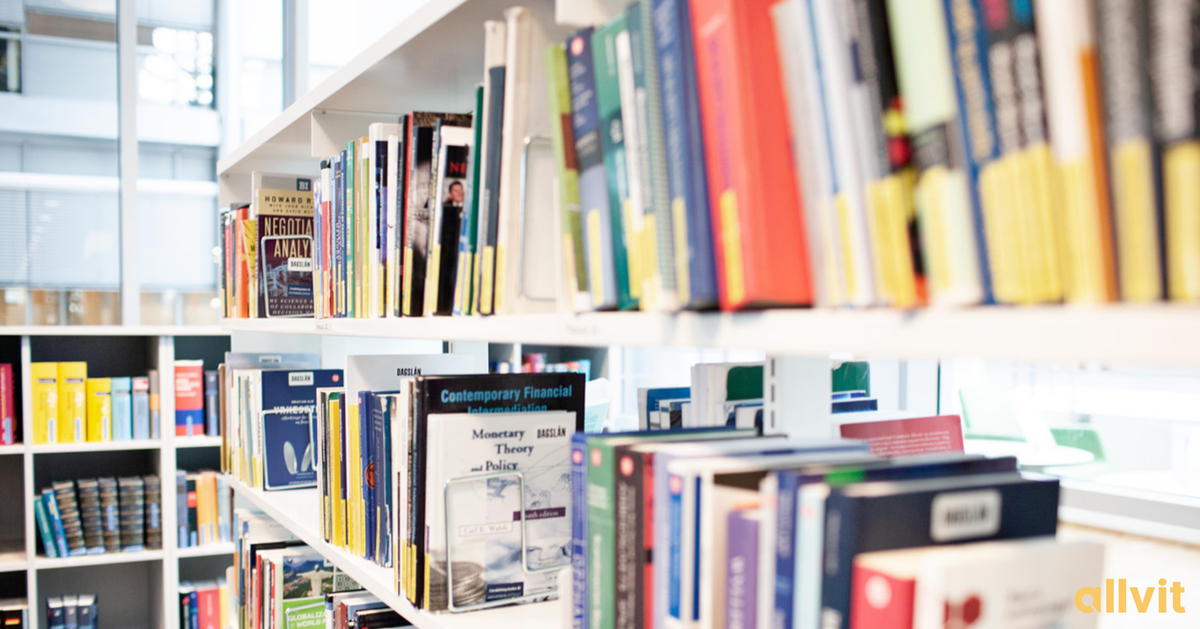 Pensumbøker i bokhyllen på biblioteket. Foto.