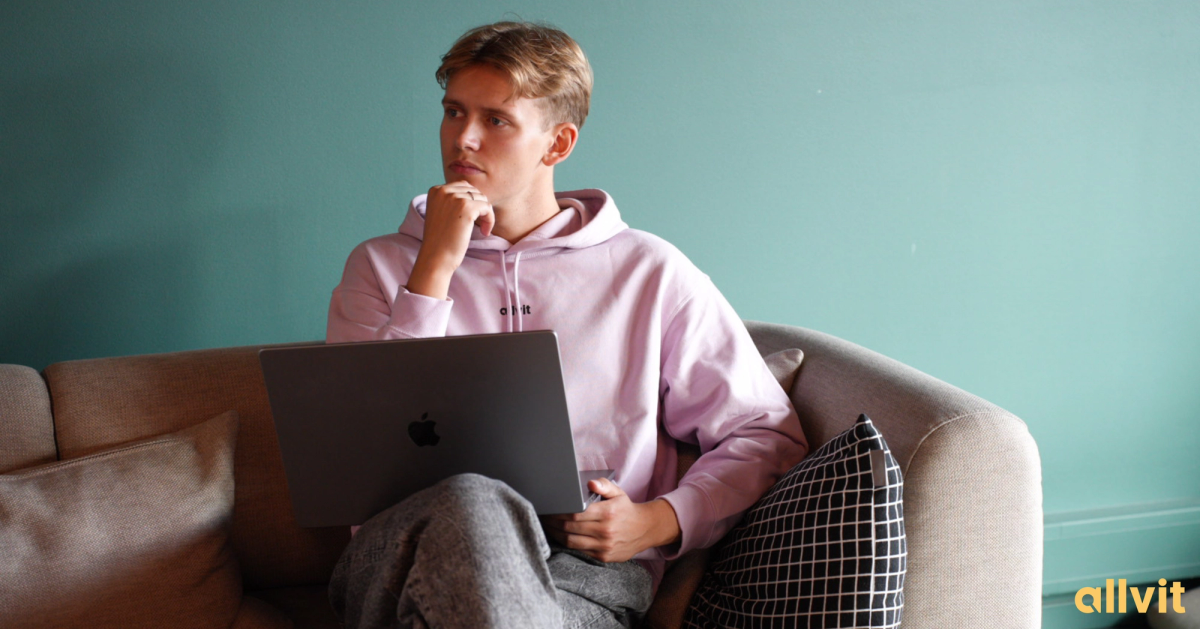 Gutt som tenker med PCen på fanget. Foto.