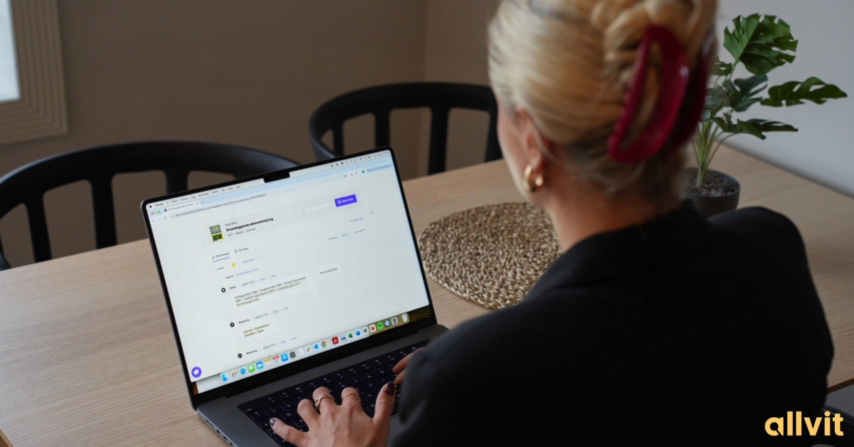 Jente som studerer på PC og ser på formelsamlingen. Foto.