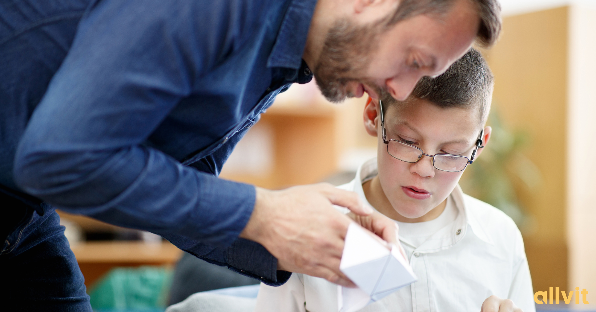 Spesialpedagog med elev. Foto.