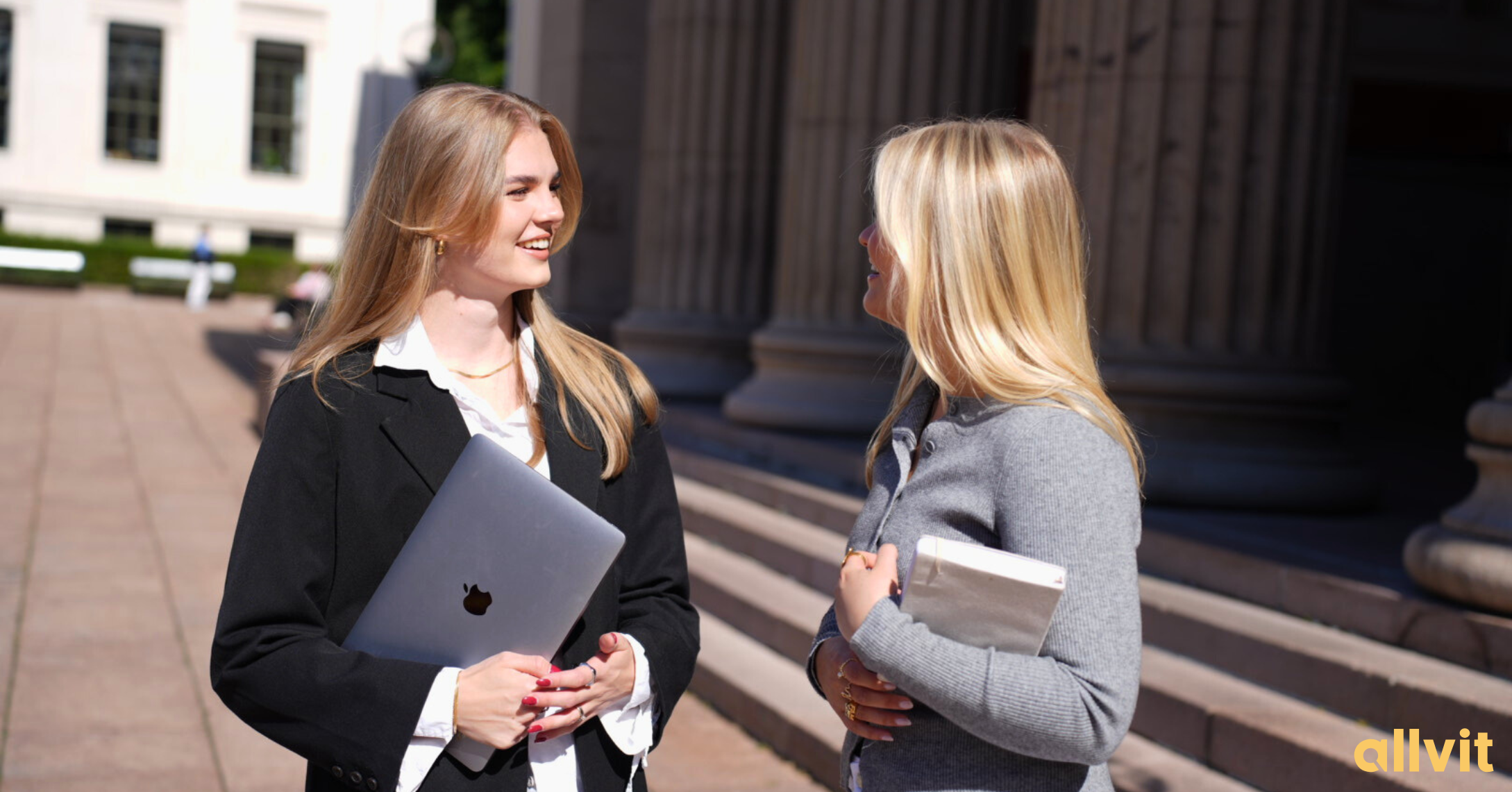 To jusstudenter som diskuterer oppgave. Foto. 