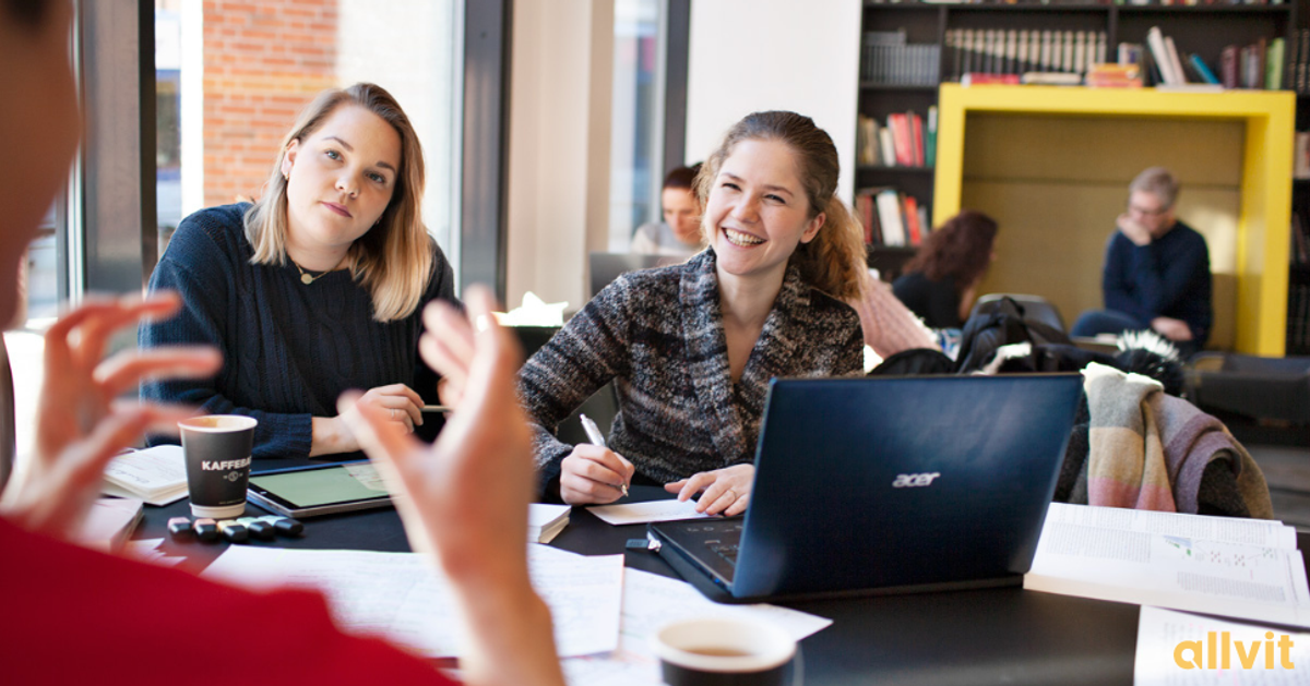 To jenter i studiemiljø som jobber med skole. Foto.