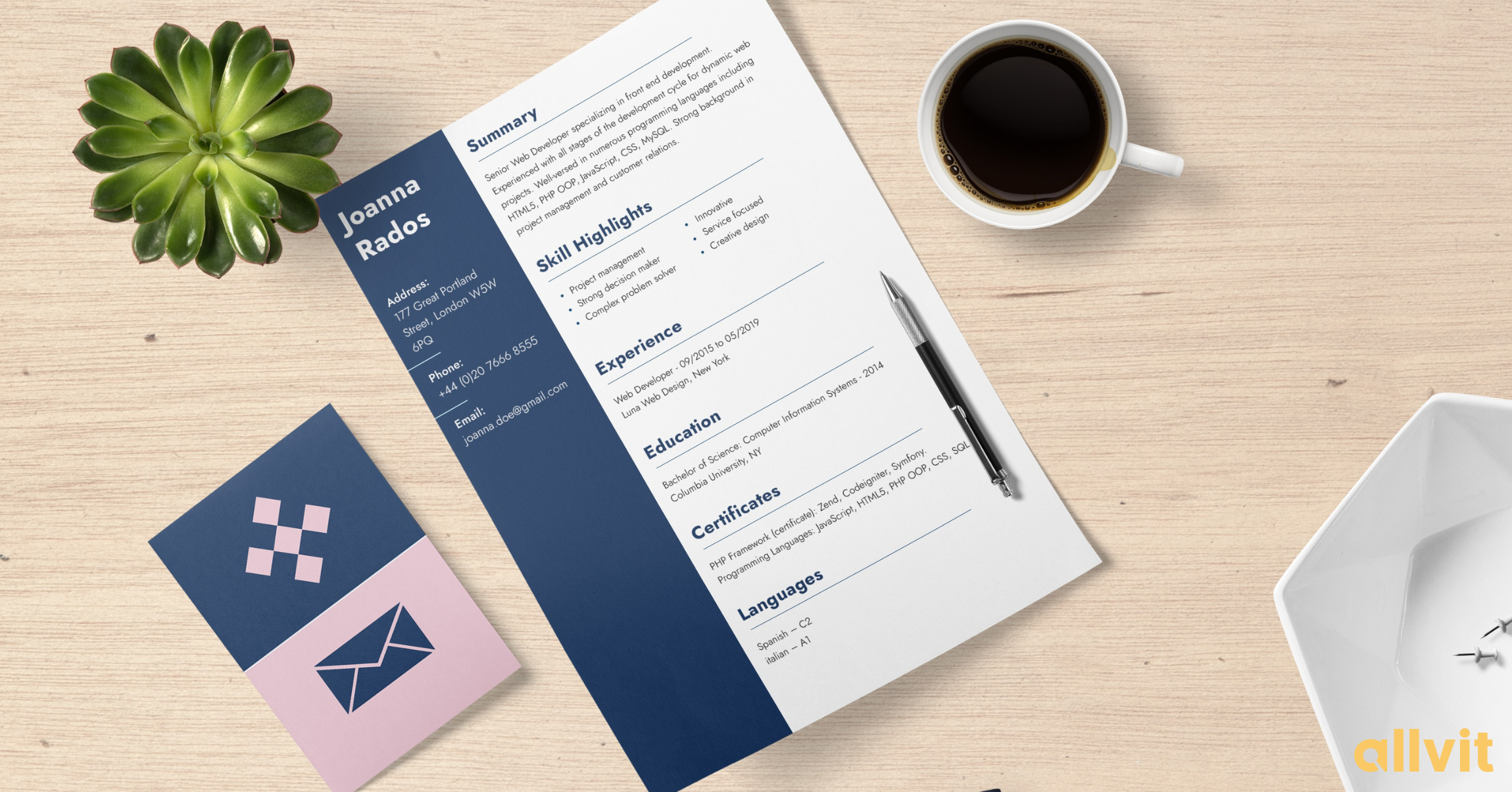 CV, kaffekopp og en plante på bordet. Foto.