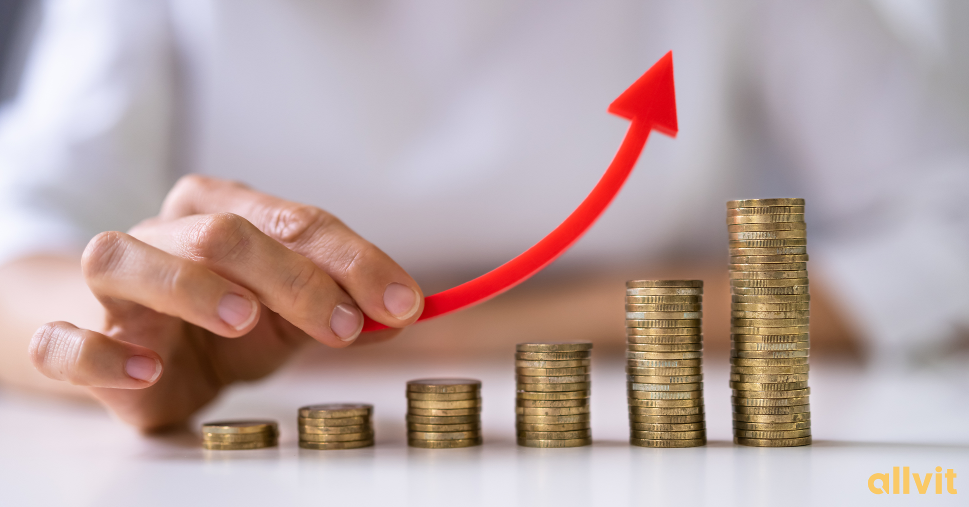 Penger stablet i stigende rekkefølge. Foto.