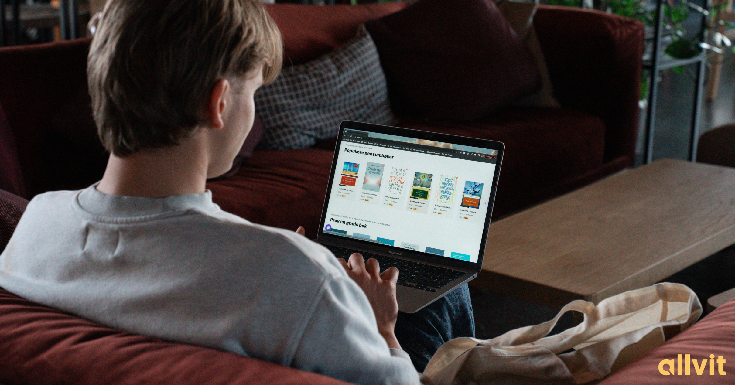 Student som ser på utvalget e-bøker på Allvit. Foto.