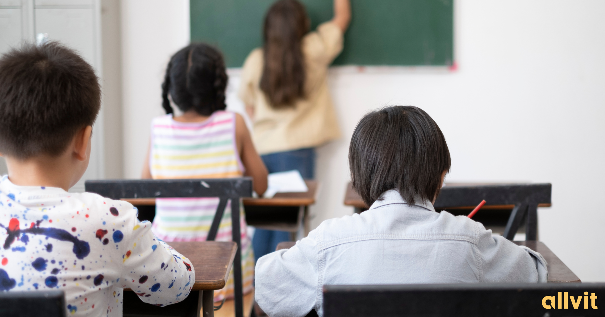 Lærer som underviser elevene sine. Foto.