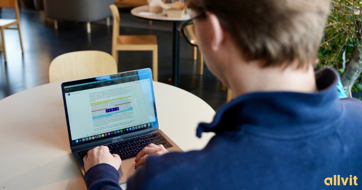 Student som markerer og tar notater i digital e-bok. Foto.