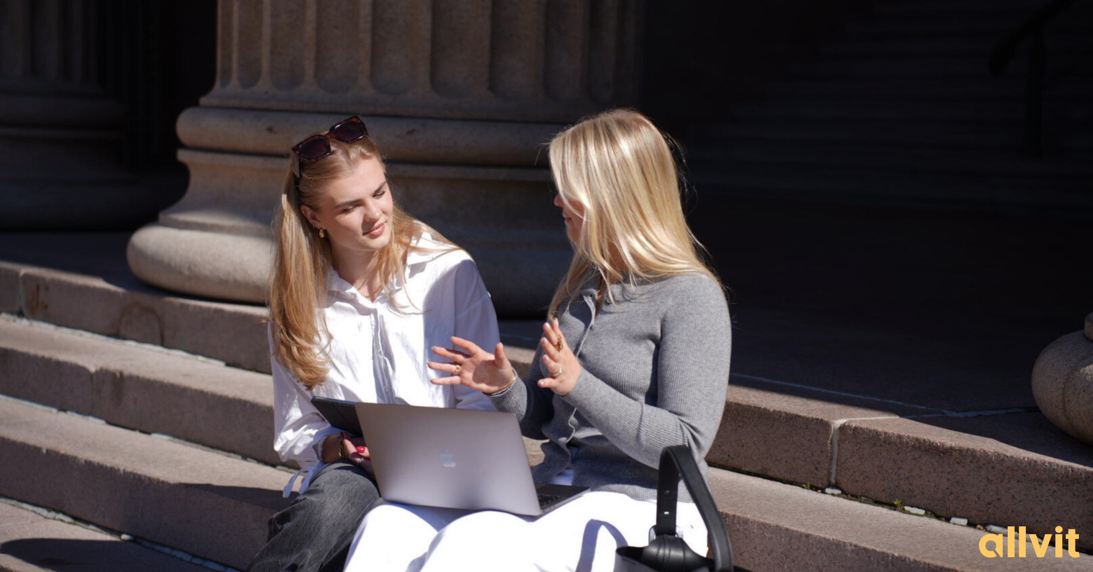 Jusstudenter i trappen utenfor campus. Foto. 