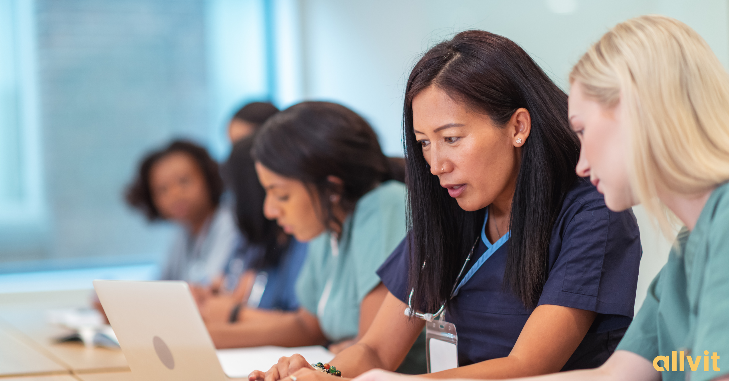 Tre studenter som skal bli sykepleiere. Foto.