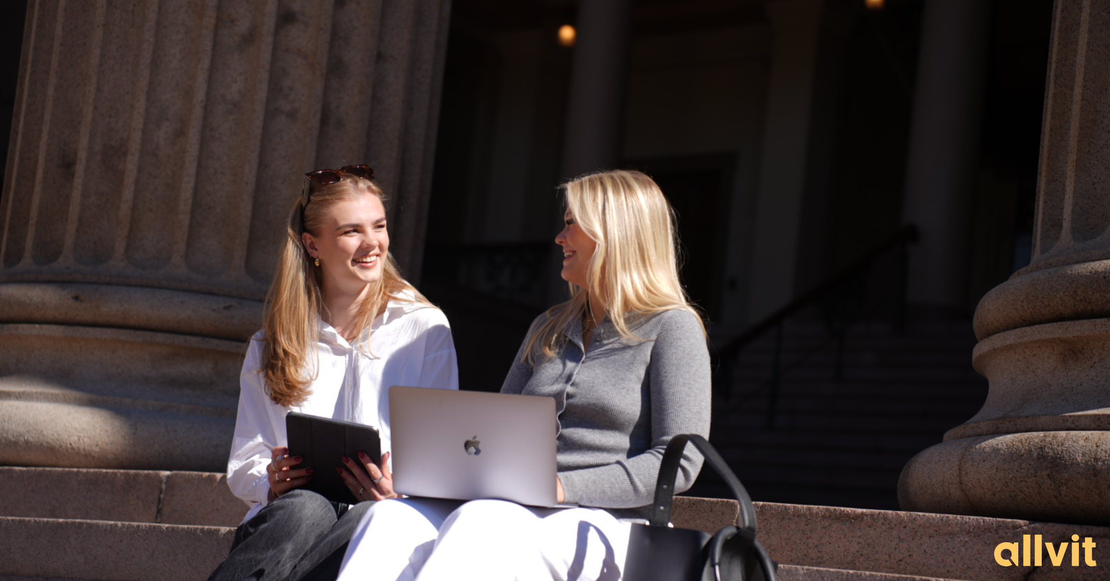 To jenter som studerer utenfor jussen i Oslo. Foto.