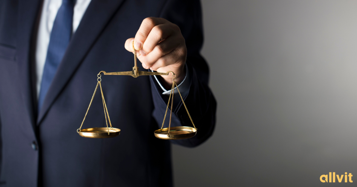 Jurist med vekt i hånda. Foto.