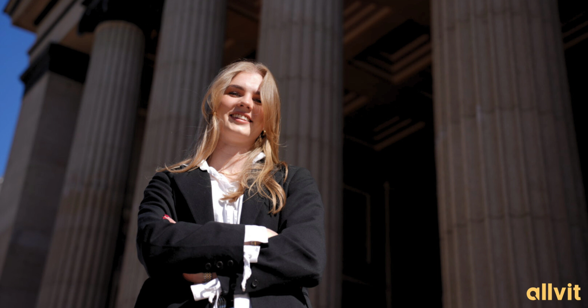 Jusstudent foran jussen i Oslo. Foto.