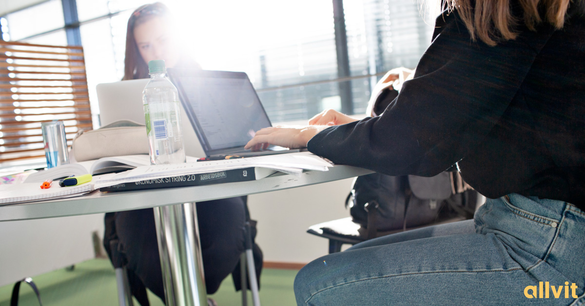 Jente som studerer fra PC. Foto.