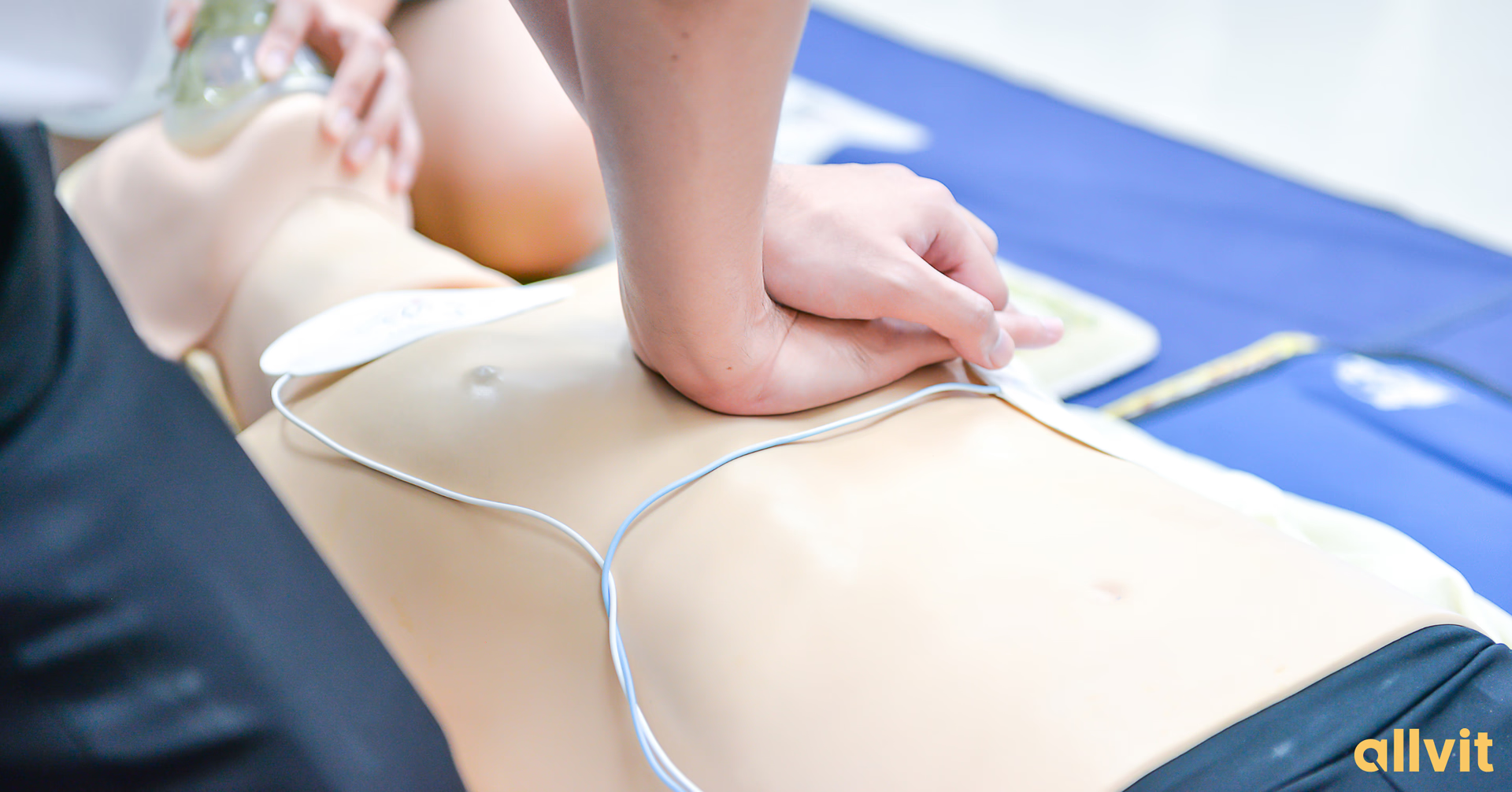 Student som gjør førstehjelp på en dukke. Foto.