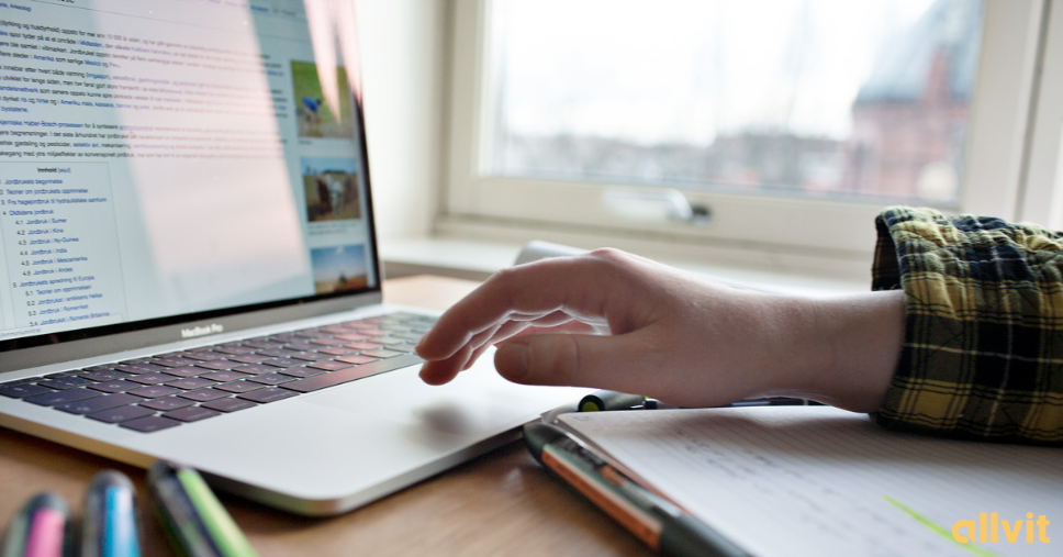 PC på en skolepult som viser Wikipedia. Foto.