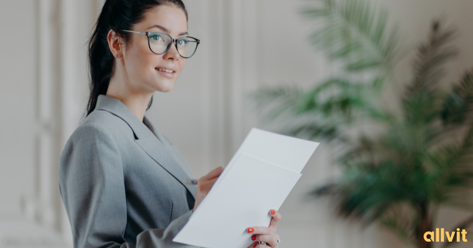 Jurist med papirer i hånden. Foto.