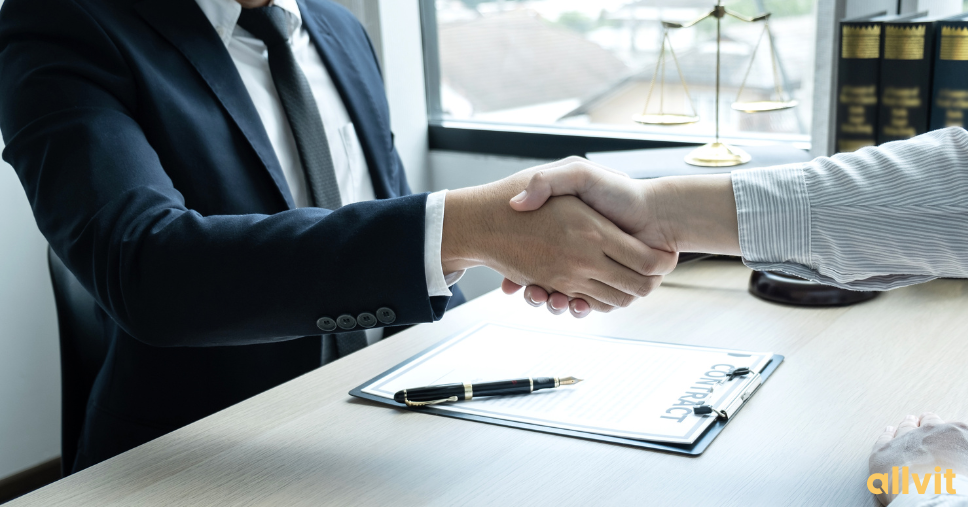 Menn som håndhilser over en avtale. Foto.