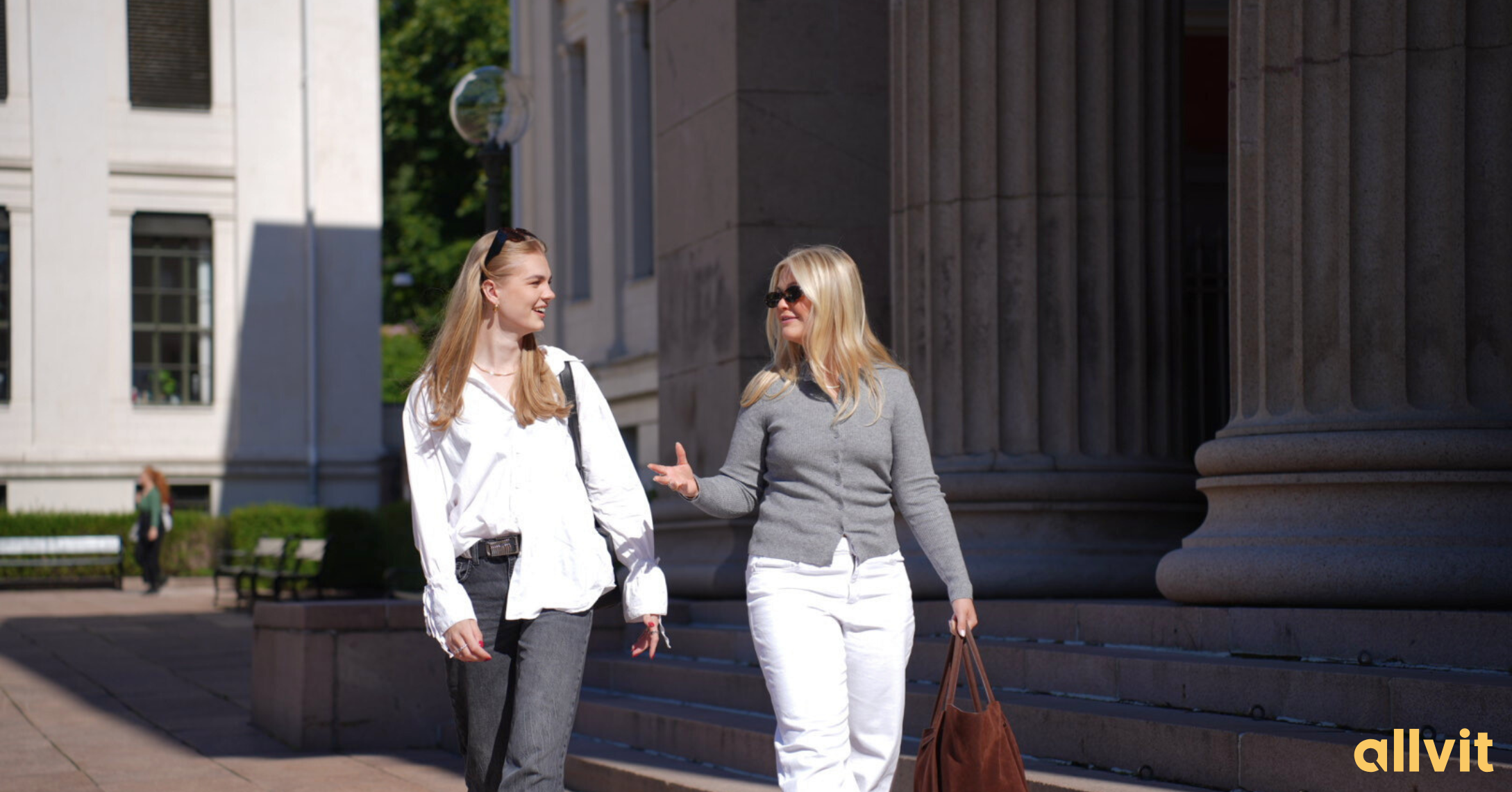 Jusstudenter på vei ut av campus. Foto.