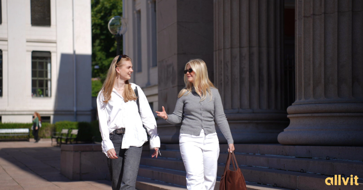 Jusstudenter på vei ut av campus. Foto.