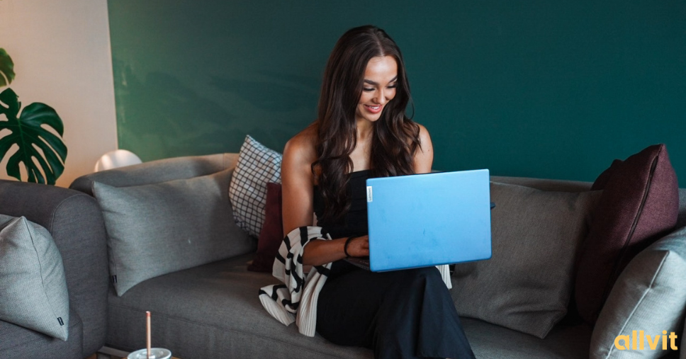 Jente foran PC. Foto.