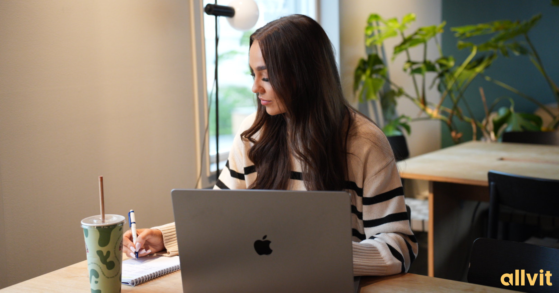 Student som studerer foran PC. Foto.