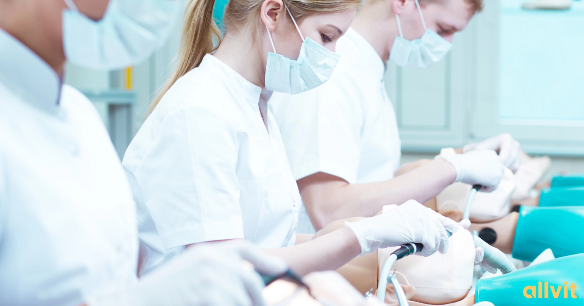 Tannlegestudenter som øver på dukker i praksis. Foto.