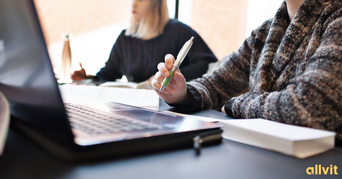 PC og student som holder penn i hånden. Foto.