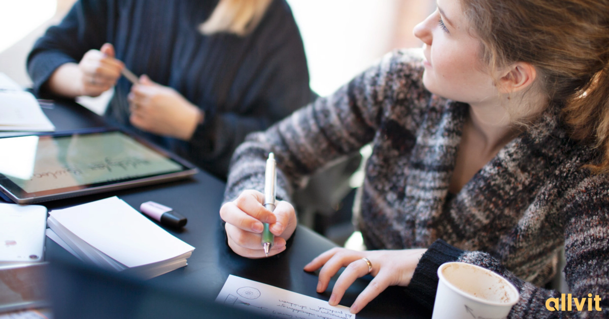 Student som noterer blurtingmetoden. Foto.