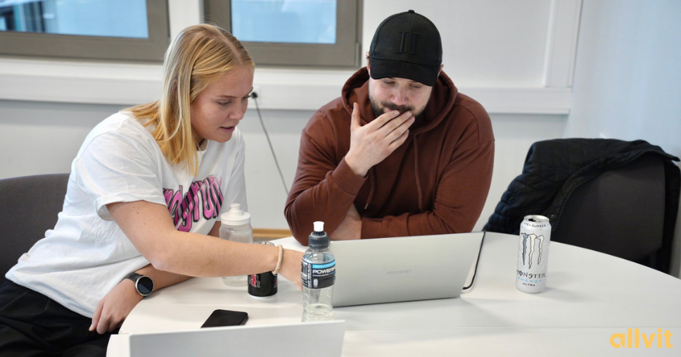 To studenter som jobber sammen med skole i et klasserom. Foto.
