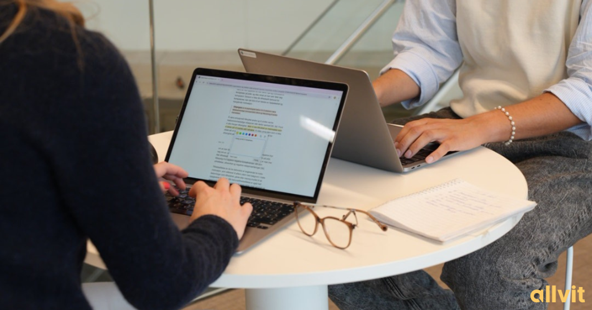 Studenter som jobber digitalt i Allvit. Foto.