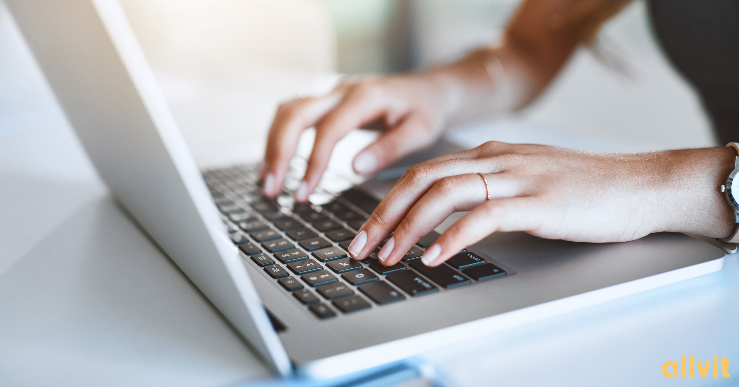 Hender som skriver på PC. Foto.