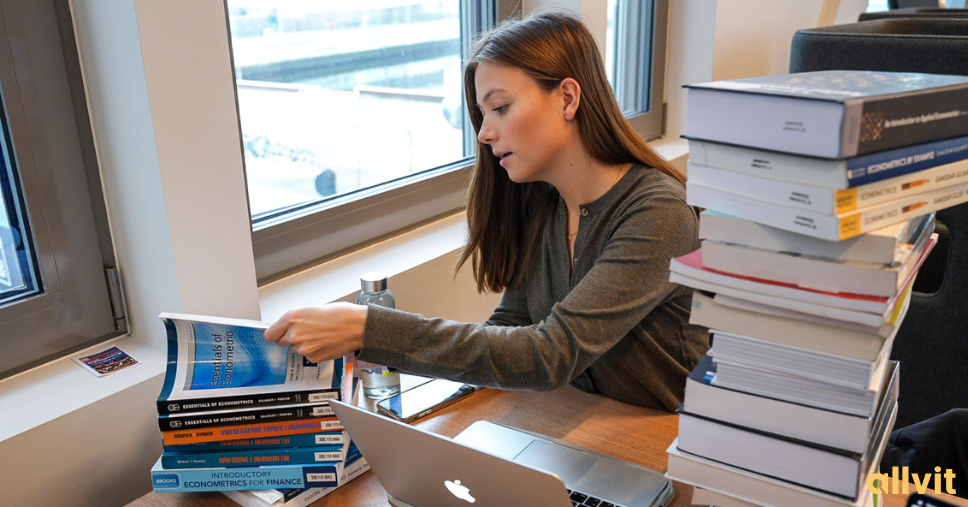 Jente jobber med bøker. Foto.